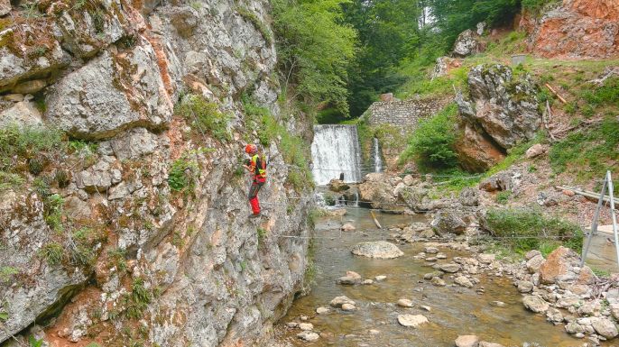 Ha szerencséd van, még egy szirti sas is meglátogat – felavatták Bihar megye leghosszabb via ferrata útvonalát